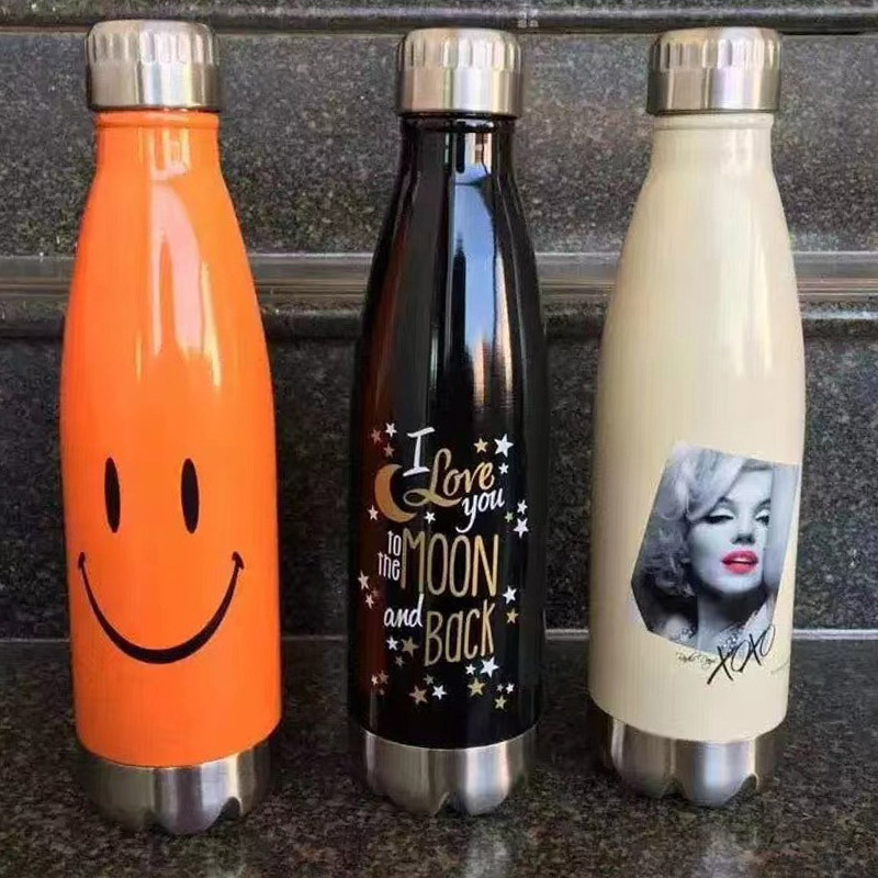 Chai nước 500ml ngoài trời để đi bộ đường dài